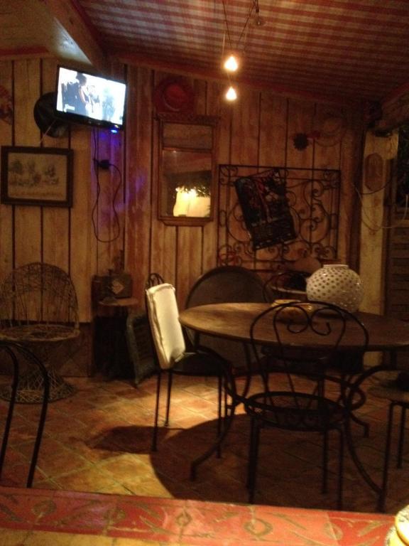 Les Jardins Du Rebaut Bed & Breakfast Beziers Room photo